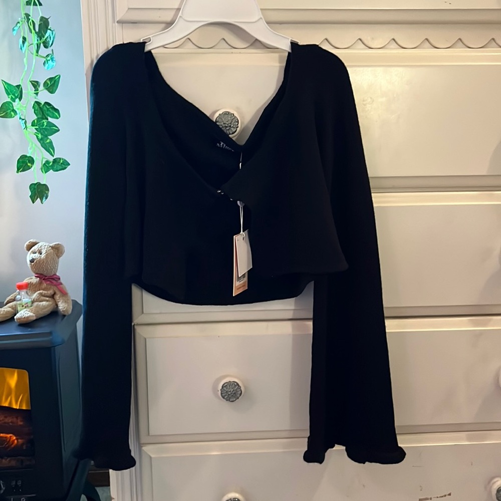 Black long sleeve cropped top